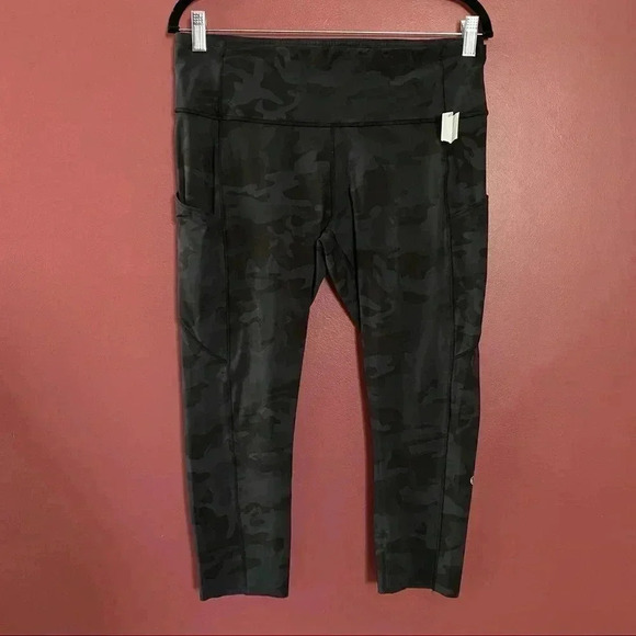 lululemon athletica Pants - Lululemon Women's Fast HR Crop Camo
